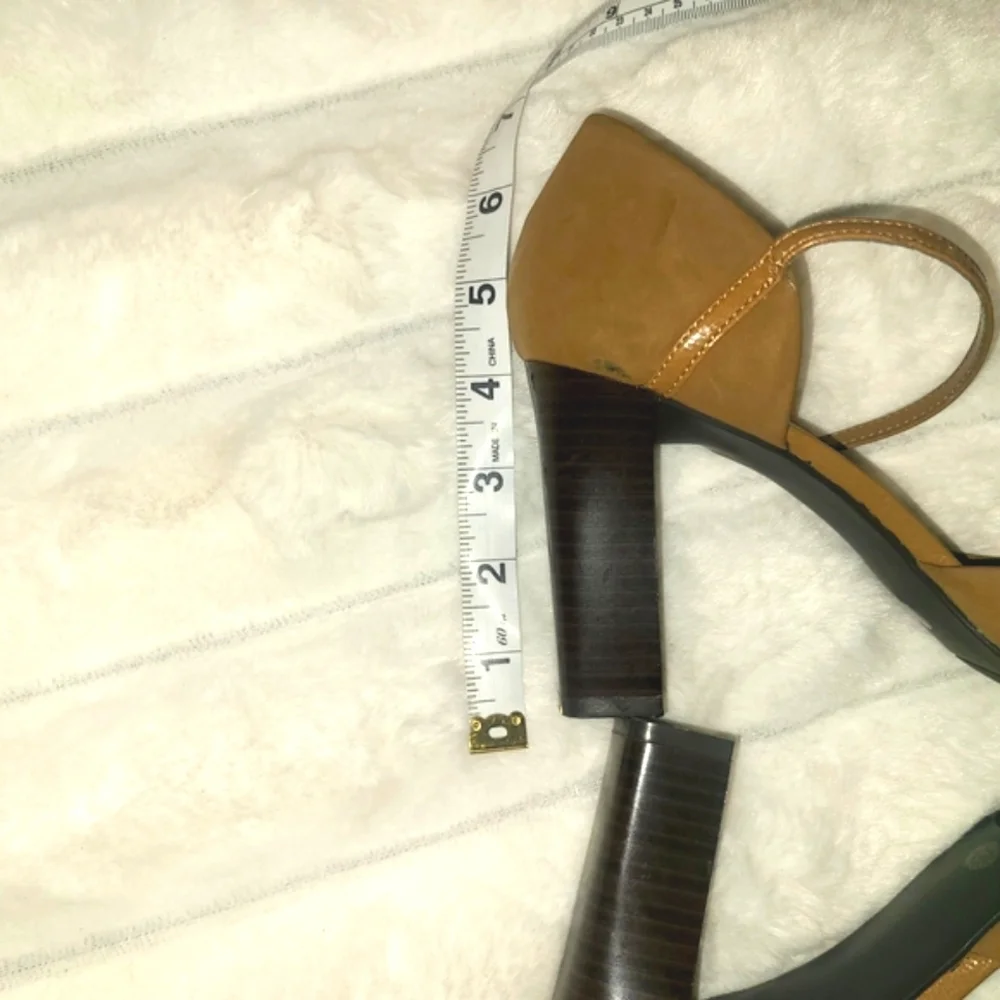 liz & co. Women's Tan and Gold Shoes - Picture 3 of 6